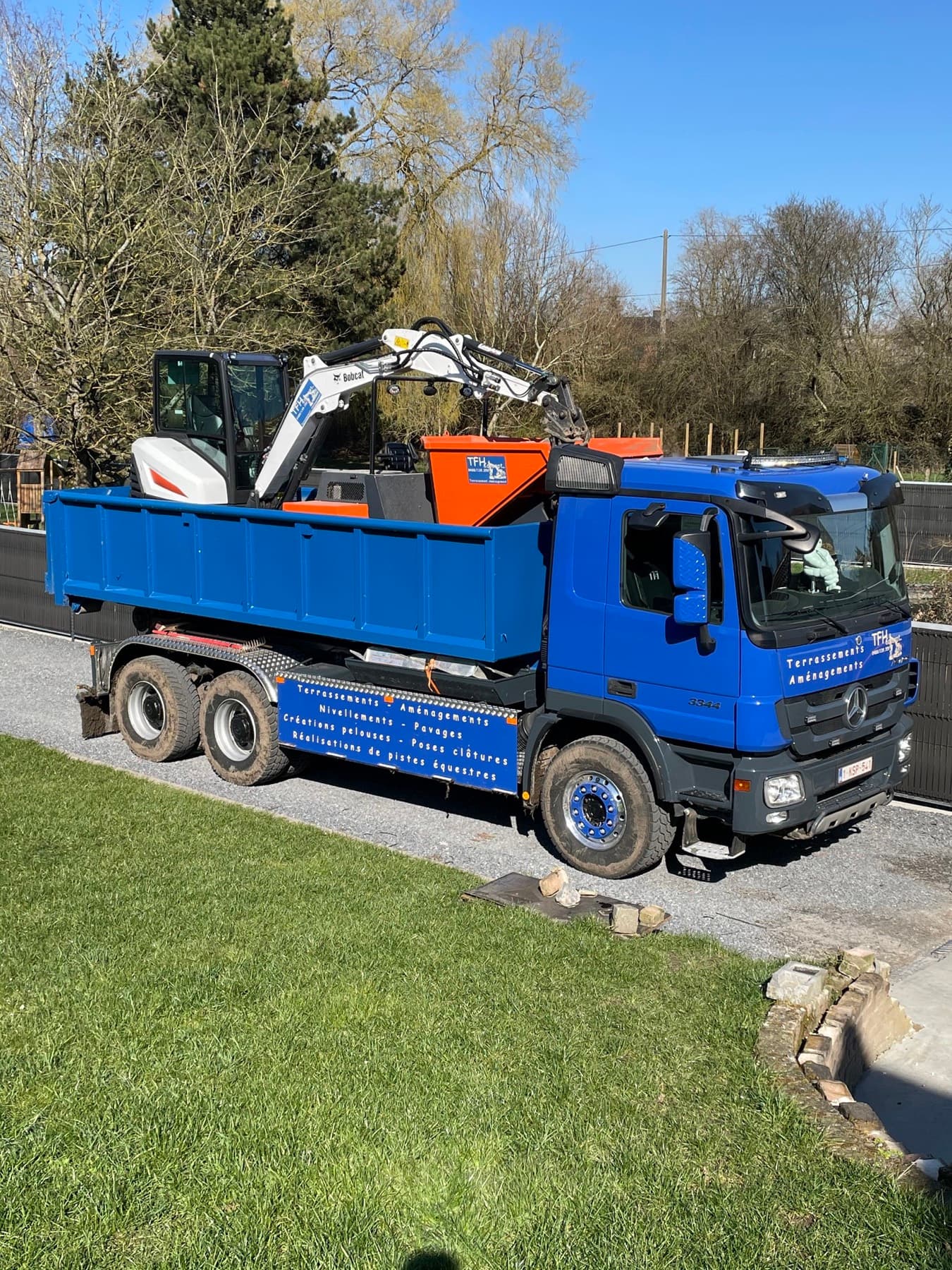 Notre camion et notre mini-pelle, au départ du dépôt de Seneffe.